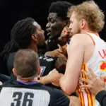 Reid y Gueye, expulsados tras pelea en victoria de Wolves sobre Hawks