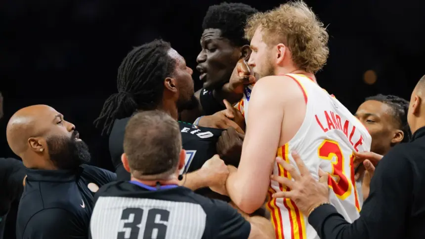 Reid y Gueye, expulsados tras pelea en victoria de Wolves sobre Hawks
