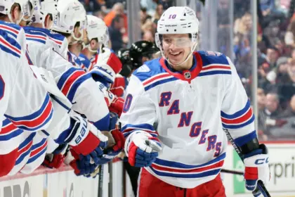 Kings se refuerzan: Artemi Panarin llega y firma extensión millonaria