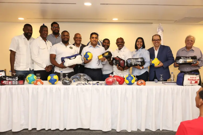 Cruz entrega útiles a boxeo y balonmano; Abinader asegura coliseo "Teo" Cruz intocable