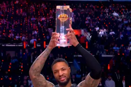 Lillard iguala récord de triples NBA: ¡Tercer título pese a lesión! 11 Lillard iguala récord de triples NBA: ¡Tercer título pese a lesión!