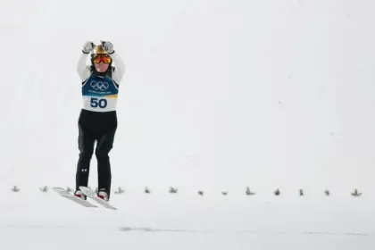 Domen Prevc se alza con el oro olímpico en salto de esquí desde trampolín largo