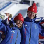 Gran Bretaña hace historia: Oro en Snowboard Cross Mixto, primer metal sobre nieve