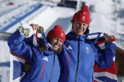 Gran Bretaña hace historia: Oro en Snowboard Cross Mixto, primer metal en nieve