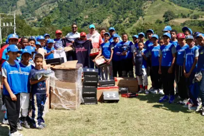 Yankees Solidarios en RD: Donan Utilería a Niños de San José de Ocoa