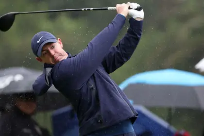 McIlroy desafía viento y lluvia en el Genesis; lidera junto a Bridgeman