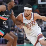 Booker se Retira por Dolor en la Cadera: Suns Pierden ante Spurs