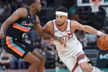 Booker se Retira por Dolor en la Cadera: Suns Pierden ante Spurs 11 Booker se Retira por Dolor en la Cadera: Suns Pierden ante Spurs