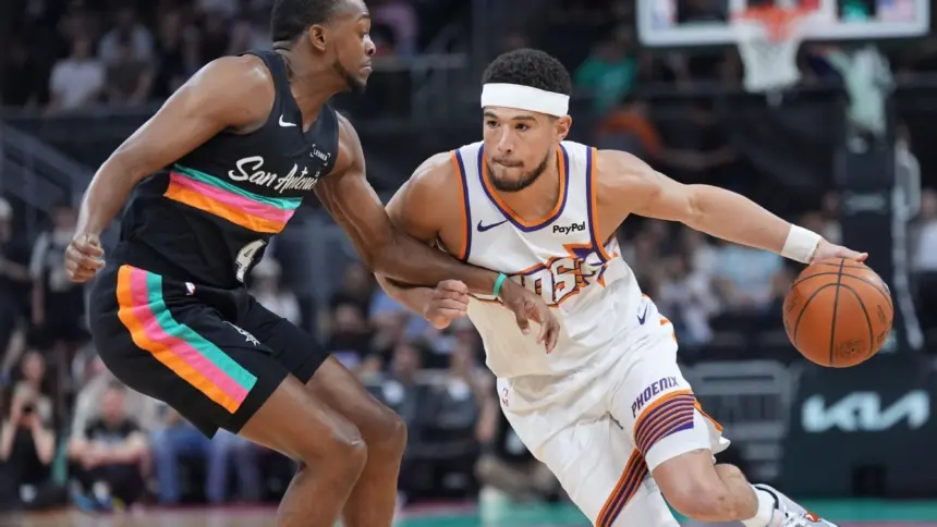 Booker se Retira por Dolor en la Cadera: Suns Pierden ante Spurs