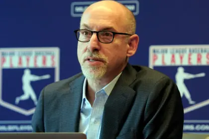 Bruce Meyer es el nuevo líder de los peloteros de MLB tras la renuncia de Clark 15 Bruce Meyer es el nuevo líder de los peloteros de MLB tras la renuncia de Clark