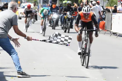 Danielky Cedeño gana etapa inicial de la Vuelta Independencia en La Romana