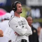 Broncos refuerzan defensa: Contratan a Robert Livingston, ex coordinador de Colorado