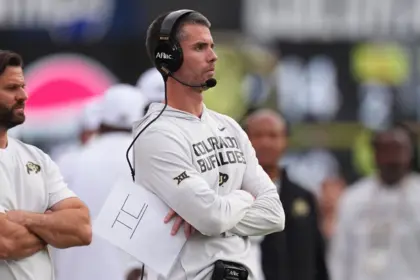 Broncos refuerzan defensa: Contratan a Robert Livingston, ex coordinador de Colorado