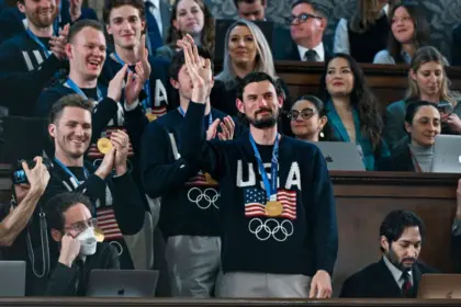 Connor Hellebuyck Recibirá Medalla de la Libertad: Hockey en la Cima con Trump