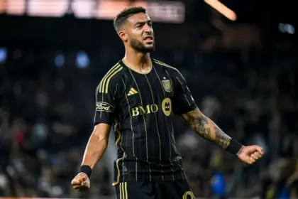 Bouanga extiende contrato con LAFC: Estelar delantero se queda hasta 2028 20 Bouanga extiende contrato con LAFC: Estelar delantero se queda hasta 2028