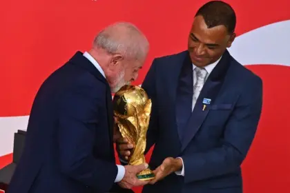 Lula besa la Copa y sueña con el hexacampeonato para Brasil