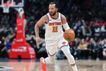 Knicks frenan a Spurs: Brunson y Bridges lideran victoria en NBA