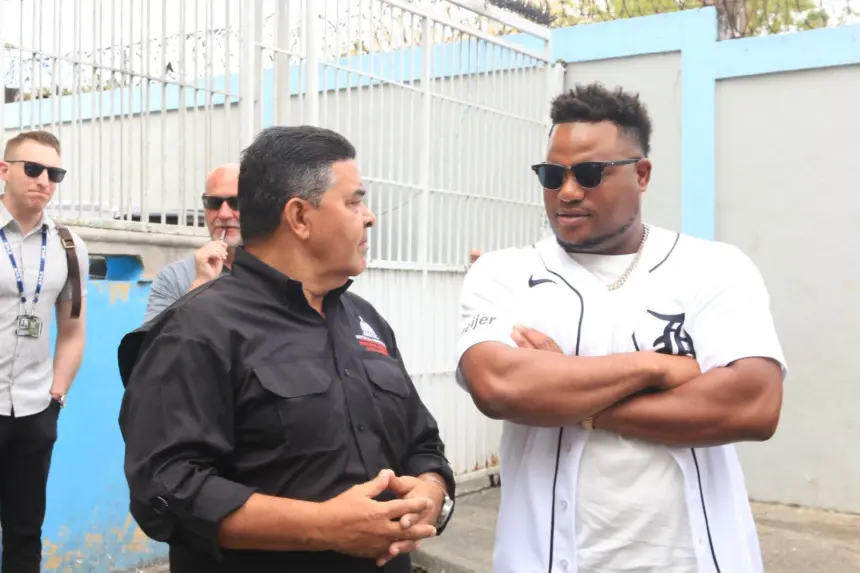 DCNB y Tigres Detroit donan útiles deportivos a escuela en La Zurza