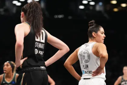 Plum y Stewart Cuestionan Manejo de Negociaciones CBA en la WNBA