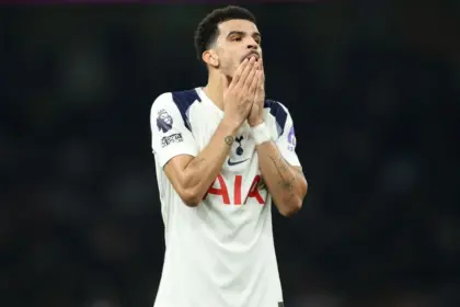Tottenham: Solanke exige reacción tras derrota y temor al descenso