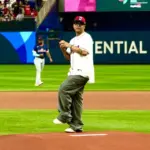 Santiago Matías de Alofoke lanza en el Clásico Mundial de Béisbol 2026 en Miami