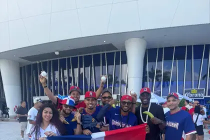 Dominicanos invaden LoanDepot Park: Apoyo masivo en el Clásico Mundial de Béisbol