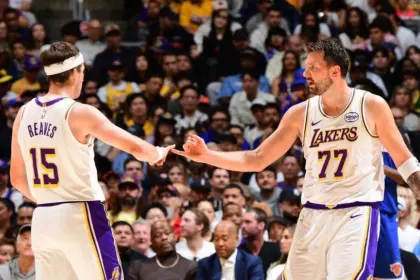 Lakers vencen a Knicks sin LeBron: Doncic y Reaves brillan