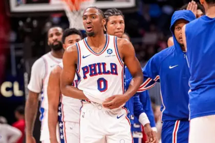 Maxey, Estrella de los 76ers, Baja por Esguince en Dedo: NBA