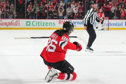 Hughes explota con hat-trick: Devils vencen a Rangers 6-3, Hischier clave