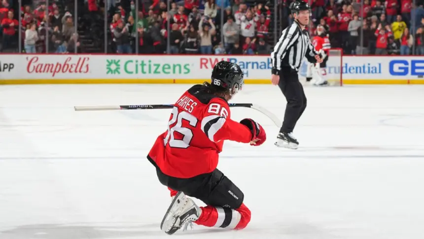 Hughes explota con hat-trick: Devils vencen a Rangers 6-3, Hischier clave