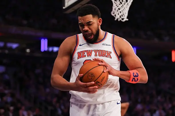 Doncic Guía a Lakers a Victoria Ante Knicks; Towns Destaca con Doble-Doble
