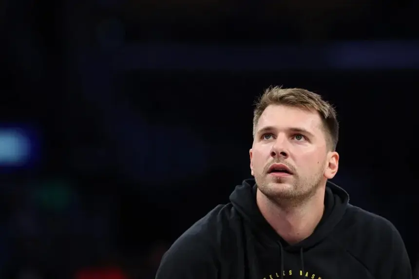 Doncic Multado: NBA Sanciona a Estrella por Gesto a Árbitro con 50.000 Dólares 1 Doncic Multado: NBA Sanciona a Estrella por Gesto a Árbitro con 50.000 Dólares