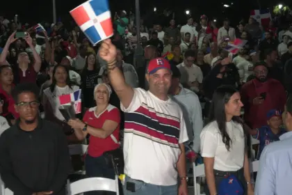 Multitudinaria Fiesta en el Malecón: RD vs. Venezuela en Pantalla Gigante