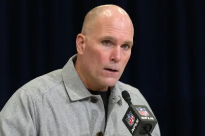 Ravens: DeCosta lamenta caída del acuerdo por Crosby, Hendrickson llega