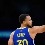 Curry fuera 10 días más: Warriors sufren por rodilla, playoffs en riesgo