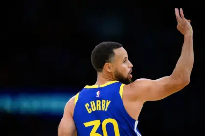 Curry fuera 10 días más: Warriors sufren por rodilla, playoffs en riesgo