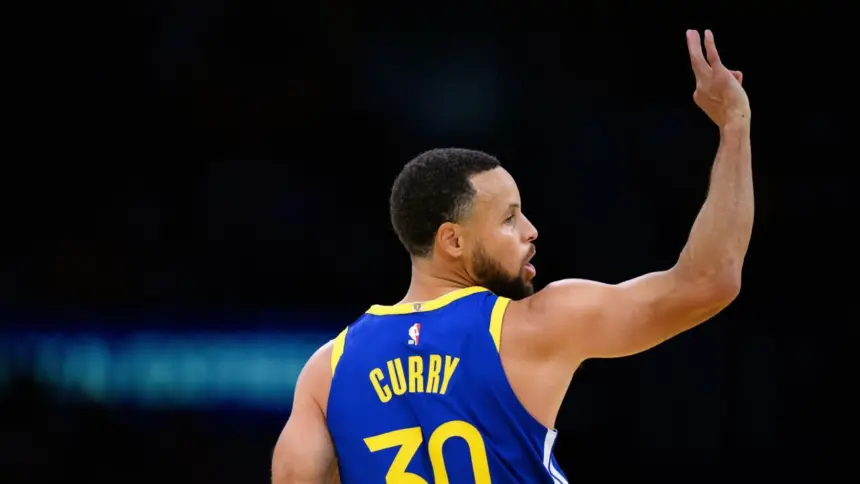 Curry fuera 10 días más: Warriors sufren por rodilla, playoffs en riesgo