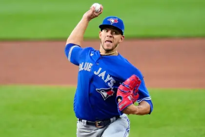 Berríos: Lanzador de los Jays a Especialista por Dolor en el Codo