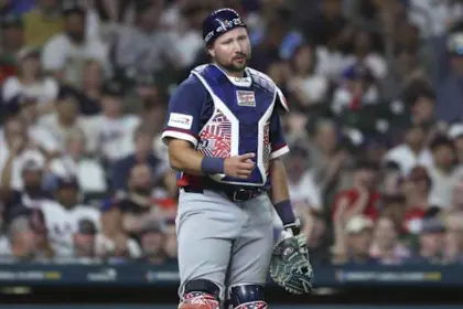 Raleigh Evita Saludo de Compañero en Clásico Mundial: ¿Concentración o Tensión?