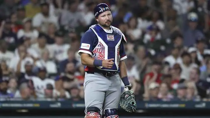 Raleigh Evita Saludo de Compañero en Clásico Mundial: ¿Concentración o Tensión?