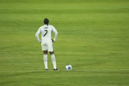 Empate Épico: Leyendas del FC Barcelona y Real Madrid igualan 2-2 en Santo Domingo