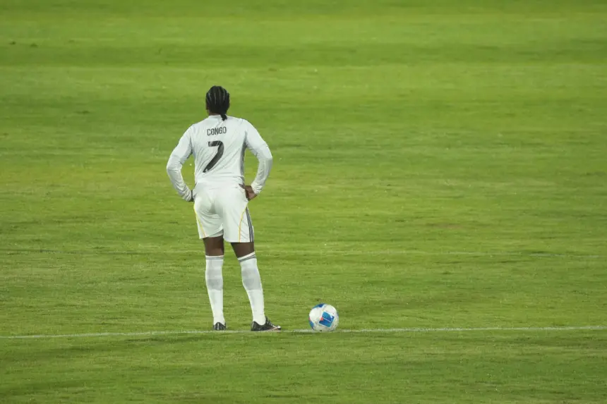 Empate Épico: Leyendas del Barça y Real Madrid igualan 2-2 en Santo Domingo
