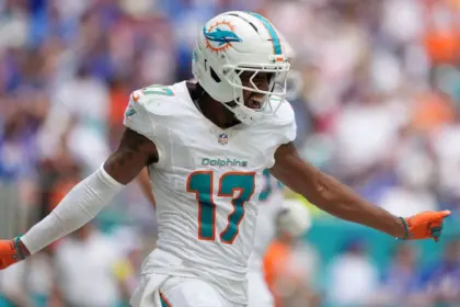 Broncos se Refuerzan con Waddle: ¿Apuesta Ganadora o Reconstrucción?