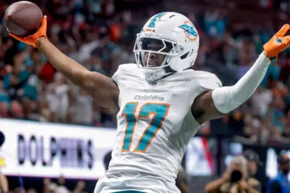 Broncos sorprenden: ¡Jaylen Waddle llega a Denver desde los Dolphins!