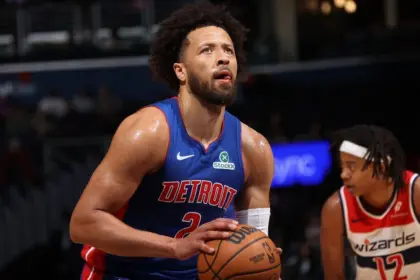 Cade Cunningham (Pistons) Abandona Partido por Espasmos en la Espalda