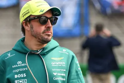 Alonso critica a Aston Martin: "Campeonato de Baterías" en F1