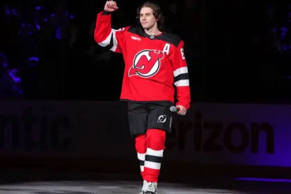 Hughes exige su disco de oro olímpico a Salón de la Fama del Hockey