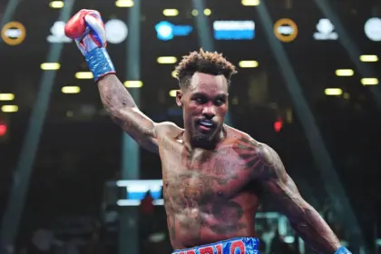 Munguia Reemplaza a Charlo por Título WBA Supermediano en Mayo