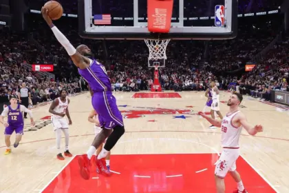 LeBron James: 6 DUNKs Lideran a Lakers a 7ma Victoria, Récord NBA