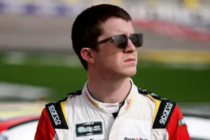 Daniel Dye Suspendido por Burlas Homofóbicas a Piloto IndyCar